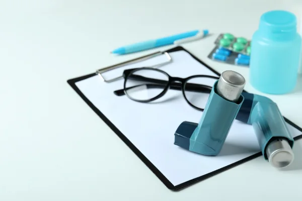 Πνευμονολογικές παθήσεις με την πνευμονολόγο Αθανασία Πατάκα, Καθηγήτρια Πνευμονολόγίας στην Ιατρική Σχολή του Α.Π.Θ. η οποία διατηρεί το ιατρείο της στο κέντρο της Θεσσαλονίκης.